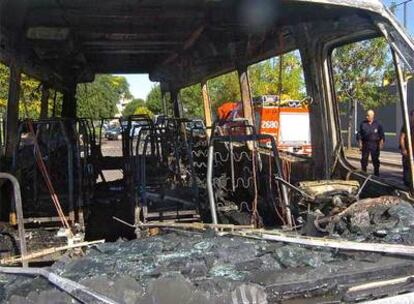 Estado en el que quedó un vehículo incendiado en los disturbios provocados por radicales en Buenos Aires.