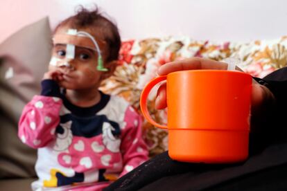 Una madre acompaña a su hija en un tratamiento contra la desnutrición, en Yemen, el pasado octubre.