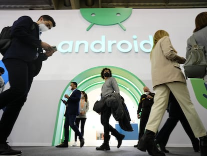 Varios visitantes ante el stand de Android del Mobile World Congress de Barcelona, hace unas semanas.
