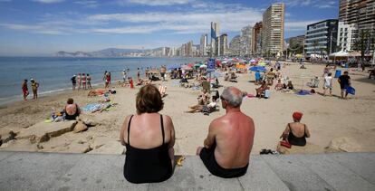 Turistas en la playa de Benidorm (Alicante).