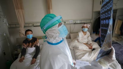 Um médico com dois pacientes em Wuhan, o epicentro do coronavírus.