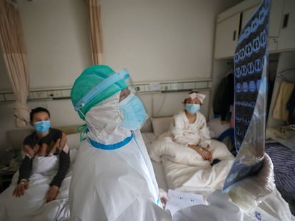 Um médico com dois pacientes em Wuhan, o epicentro do coronavírus.