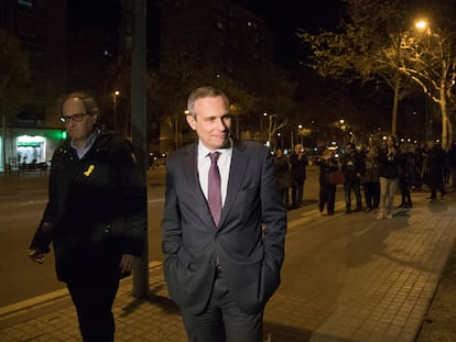 Josep Lluis Alay Rodríguez el día en que fue liberado en Barcelona, el 28 de marzo de 2018, junto al diputado de Junts per Catalunya, Quim Torra.