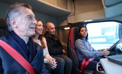 El presidente Mauricio Macri llega a bordo de un camión a la inauguración del Paseo del Bajo.