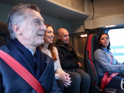 El presidente Mauricio Macri llega a bordo de un camión a la inauguración del Paseo del Bajo.