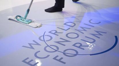 Un trabajador de limpieza durante el Foro Económico Mundial celebrado en Davos.