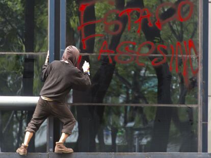 Los manifestantes también realizaron pintas en las ventanas de la sede de la Fiscalía.