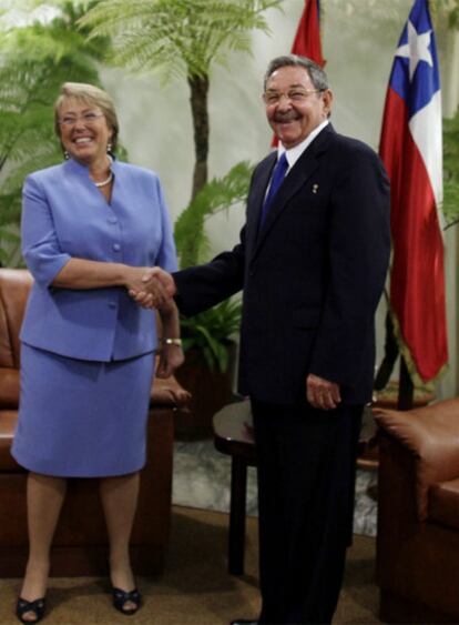 La presidenta de Chile y su homólogo cubano se reunieron en el Palacio de la Revolución en La Habana.