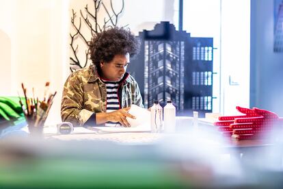 Alexandre Arrechea en su atelier en Madrid. Foto de Rafael García Sánchez, cortesía Atelier Arrechea.