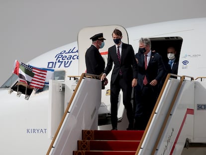 El yerno y asesor de Donald Trump, Jared Kushner, desembarca del avión de El Al tras aterrizar en Abu Dabi este lunes.