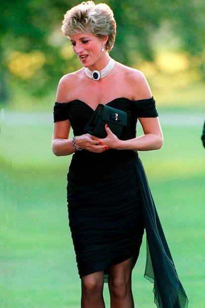 Con este vestido Diana de Gales apareció en público tras su divorcio del Príncipe Carlos. Este estilismo pedía la revancha tras un matrimonio tormentoso.