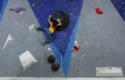 María Benach, en un entrenamiento con el grupo nacional de escalada en el Indoor Wall de Leganés.