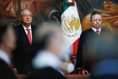 El presidente de la Suprema Corte, Arturo Zaldívar, junto a López Obrador