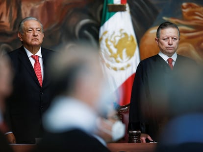 El presidente de la Suprema Corte, Arturo Zaldívar, junto a López Obrador