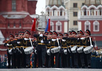 Una banda del ejército ruso actúa durante el desfile militar en Moscú.