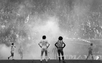 Camacho y Hugo Sánchez durante un derbi en el Calderón.