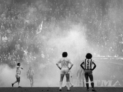 Camacho y Hugo Sánchez durante un derbi en el Calderón.