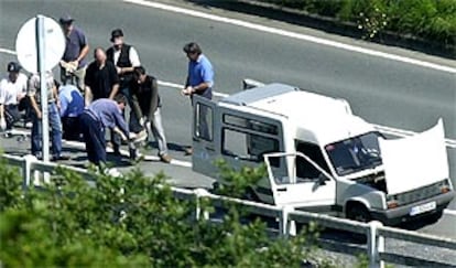 Artificieros de la policía vasca retiran los 25 kilos de dinamita del coche bomba aparcado en el lateral de la carretera N-639. PLANO GENERAL - ESCENA