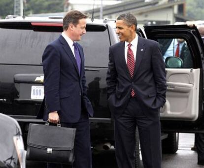 El presidente de EE UU; Barack Obama, charla con el primer ministro británico, David Cameron, poco antes de que comience la reunión del G-20.