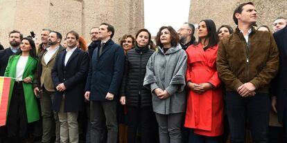  El l&iacute;der de Ciudadanos, Albert Rivera junto a Pablo Casado y Santiago Abascal en la manifestaci&oacute;n del domingo