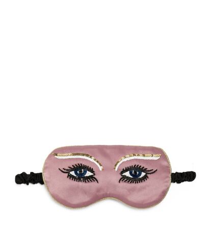 El antifaz Eye Mask Mith de Olivia von Halle es el complemento perfecto para acompañar una noche de sueño reparador. Fabricado a mano, presenta ribetes de lúrex en oro metálico y correa elástica de seda recogida para evitar que se pueda enredar con el pelo. No obstante, la verdadera clave está en su diseño, en el que estaca un dibujo en detalle que busca recordar al mito de la mismísima Cleopatra. Además, se presenta junto con una bolsa de seda. Disponible en www.oliviavonhalle.com. Precio: 240 euros.