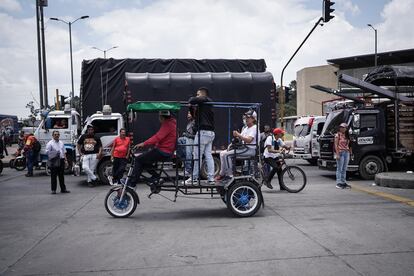 Habitantes de Bogotá se transportan en mototaxis a causa del paro, este miércoles.