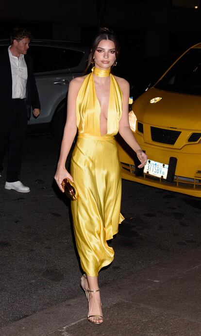 La actriz y top estadounidense Emily Ratajkowski deslumbró con un vestido amarillo satinado de Saks Potts.