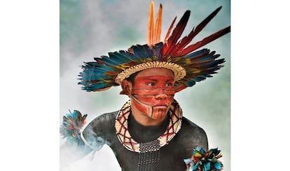 En Brasil hay unos 240 pueblos indígenas que juntos suman alrededor de unas 900.000 personas, un 0,4% de la población del país. En la imagen, un joven asurini que vive en el curso bajo del río Toncantis en Pará. Esta fotografía ha recibido el primer premio en el concurso de Survival.
