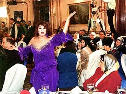 Fifi Abdu, durante una actuación en un hotel de El Cairo.