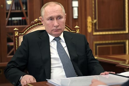 Putin, durante una reunión en el Kremlin con el gobernador de la región rusa de Novgorod.