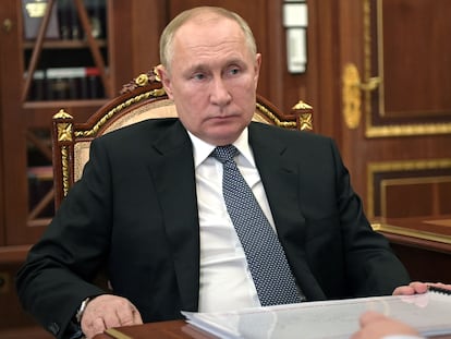 Putin, durante una reunión en el Kremlin con el gobernador de la región rusa de Novgorod.