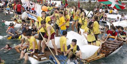 Participantes en el abordaje pirata se disponen este lunes a salir del puerto de San Sebastián para tomar La Concha.