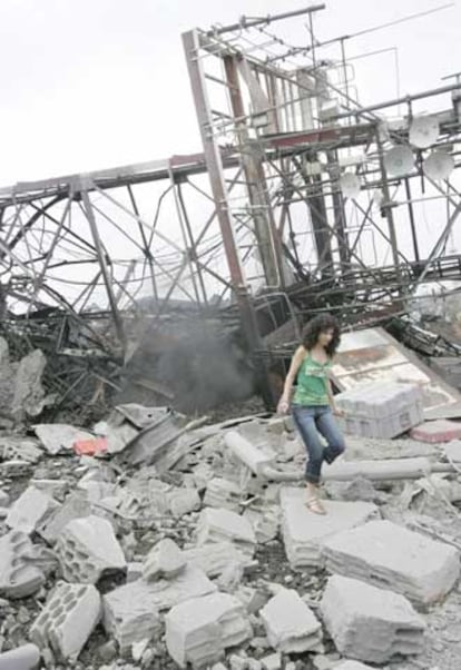 Una chica libanesa camina entre los escombros tras un ataque aéreo israelí que bombardeó torres de trasmisión de televisión y torres de teléfono móvil en Fatqa, a unos 40 kilómetros al norte de Beirut, Líbano. El bombardeo mató a un empleado del canal de televisión LBCI e hirió a otro.