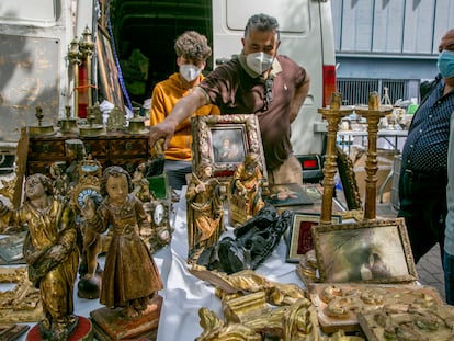 Uno de los puestos de El Rastro en la Feria de desembalajes que ofrece antigüedades y objetos vintage en la plaza Vara del Rey.