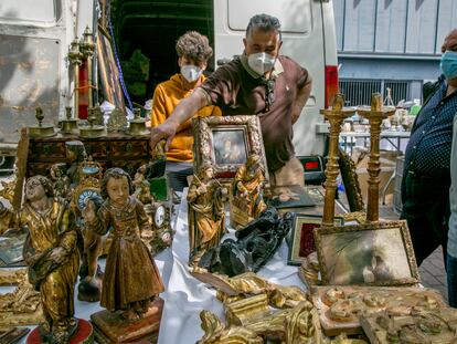 Uno de los puestos de El Rastro en la Feria de desembalajes que ofrece antigüedades y objetos vintage en la plaza Vara del Rey.