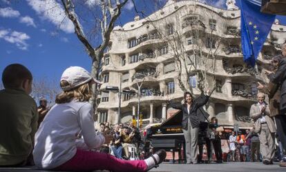 La actuaci&oacute;n de una artista en el Paseo de Gr&agrave;cia.