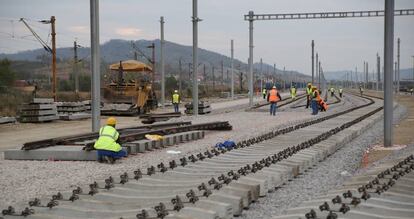 Tramo de la l&iacute;nea de ferrocarril Atel-Micasasa y Sighisoara-Atel, en Ruman&iacute;a.