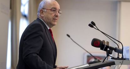 Joaquín Almunia, durante la conferencia que impartió ayer en Vitoria.