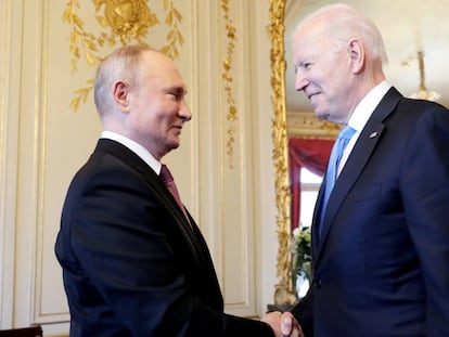 Vladímir Putin (a la izquierda) y Joe Biden se saludan en la Villa La Grange de Génova (Suiza)