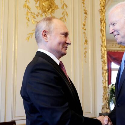 Vladímir Putin (a la izquierda) y Joe Biden se saludan en la Villa La Grange de Génova (Suiza)