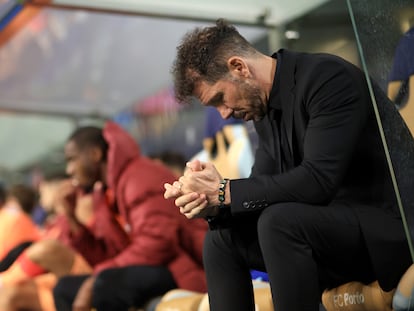 Simeone, en el banquillo durante le partido entre el Atlético y el Oporto este martes en Do Dragao.