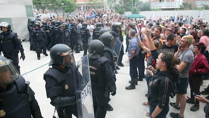 Agentes de la polic&iacute;a nacional forman un cord&oacute;n policial ayer en el IES Tarragona.