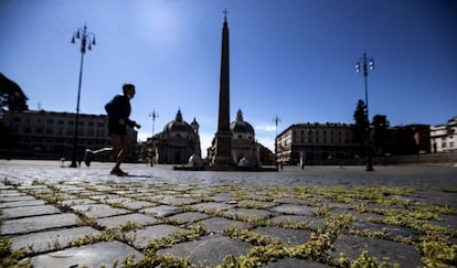 Un deportista cruza la Piazza del Popolo, en Roma.