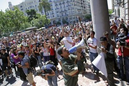 Concentración ante la entrada del Ayuntamiento de Valencia, ayer por la mañana.