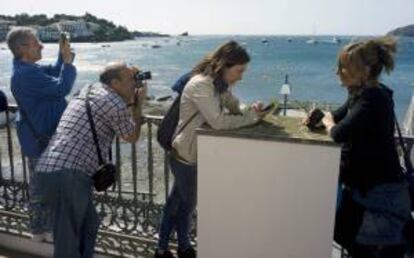 En la imagen, un grupo de blogueras fotografiando el paisaje de Cadaqués este mediodía.