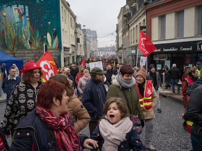 Manifestantes asisten a la protesta contra el aumento de la edad de jubilación de los 62 a los 64 años de ahora a 2030, el sábado en Vierzon.