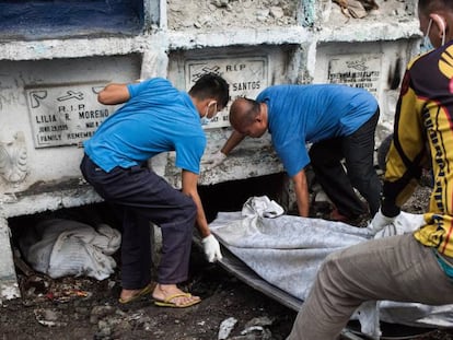 Trabajadores de una morgue entierran un cuerpo no reclamado v&iacute;ctima de un homicidio extrajudicial en Manila.