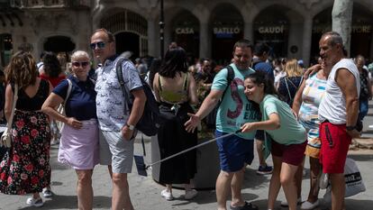 En la imagen, turistas se toman fotos frente a la Casa Batlló.