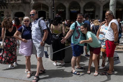 Turistas se toman fotos frente a la Casa Batlló de Barcelona.