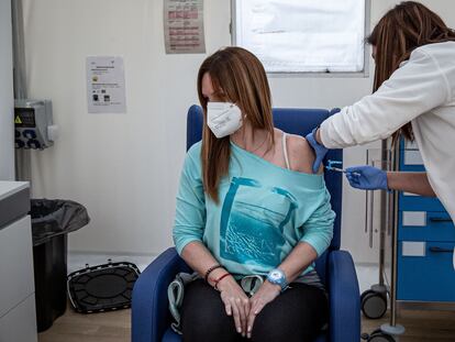 Una sanitaria administra la vacuna de AstraZeneca en Valencia el pasado 16 de marzo.